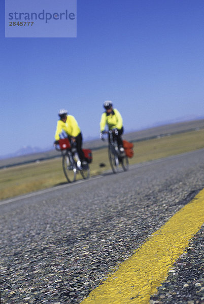 Fahrrad Reisende am Ausläufer Highway - Yellow Jackets defocussed  British Columbia  Kanada.