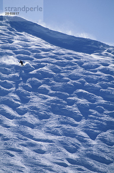 Skifahrer Tropfen in Whistler Schüssel Buckelpisten  Whistler  British Columbia  Kanada.
