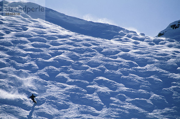 Skifahrer Tropfen in Whistler Schüssel Buckelpisten  Whistler  British Columbia  Kanada.