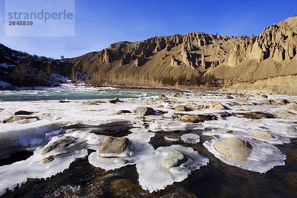 Eis-Formationen entlang der Chilcotin River  British Columbia  Kanada.