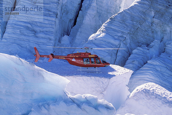 Red Hubschrauber in Whistler Backcountry Coast Mountains  British Columbia  Kanada.