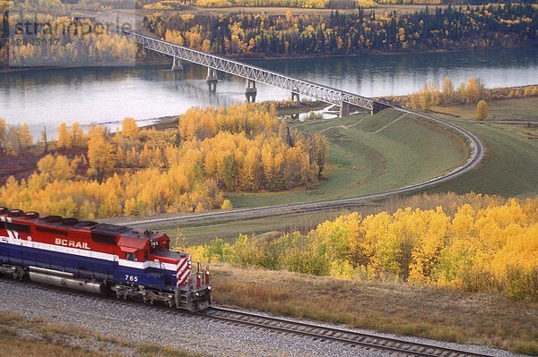 BC Rail Freight Zug fährt durch das Land Frieden im nördlichen British Columbia  Kanada.