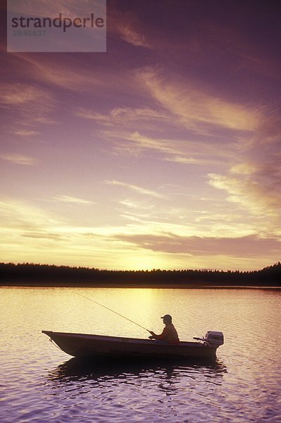 Fischerei auf See bei Sonnenuntergang in central British Columbia  Kanada.