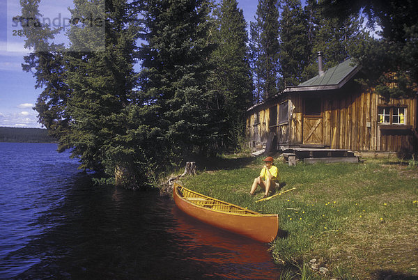 Kanu auf Sommerhaus  Chilcotin Region  British Columbia  Kanada.