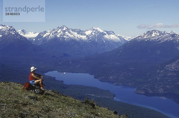 Wanderer mit Blick auf Tatlayoko Lake & Coast Mountains  Chilcotin Region  British Columbia  Kanada.