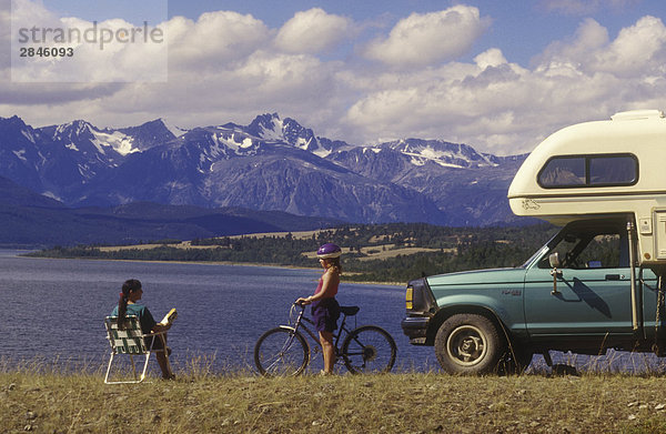 RV camping mit Blick auf den Tatlayoko Lake und Coast Mountains  Chilcotin Region  British Columbia  Kanada.