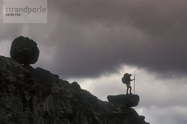 Wandern in einem Sturm im Tweedsmuir Park  Chilcotin Region  British Columbia  Kanada.