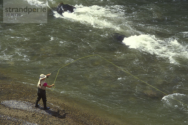Fly Fishing  Kleena Kleen River  Chilcotin Region  British Columbia  Kanada.