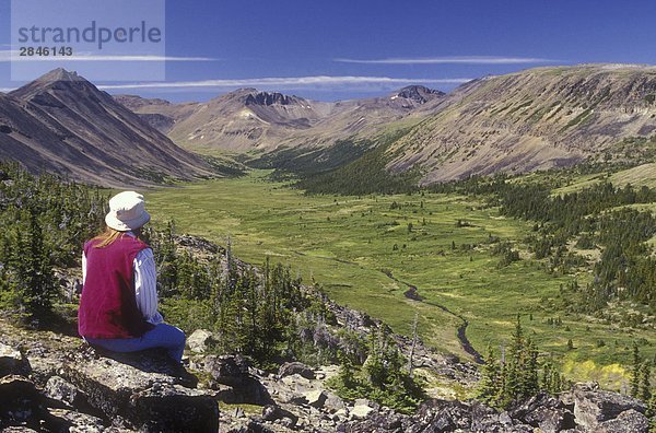 Wanderer in Blue Canyon  Illgatchuz Park  British Columbia  Kanada.