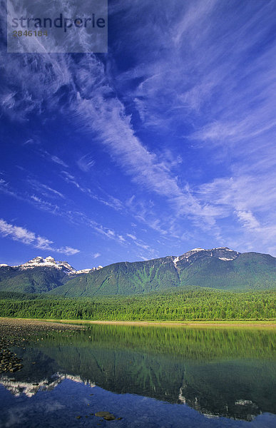 Columbia River und Mount Begbie in der Nähe von Revelstoke in British Columbia  Kanada.