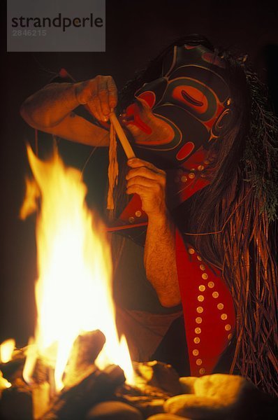 Bookwus  Native Dancer am Feuer  British Columbia  Kanada.