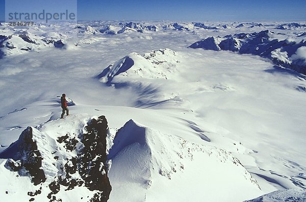 Man oben auf dem Gipfel des Mount Garibaldi  Garibaldi Provincial Park  in der Nähe von Squamish  British Columbia  Kanada.