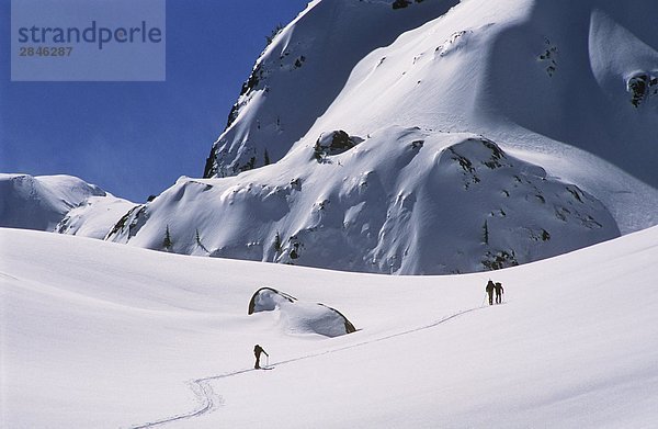 Skifahrer nähern Wolkenbruch Berg  nördlich von Squamish  British Columbia  Kanada.