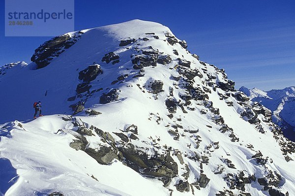 Frauen erforschen ein Ridgeline  Cariboo  British Columbia  Kanada.