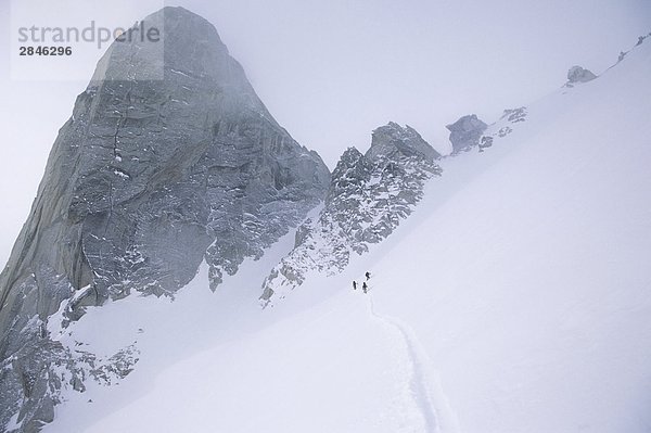 Skitourfahrer unter Snowpatch Spire  Bugaboos  British Columbia  Kanada.