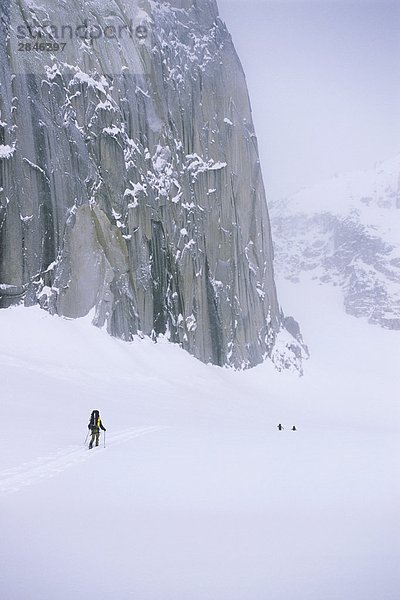 Skitourfahrer unter Snowpatch Spire  Bugaboos  British Columbia  Kanada.