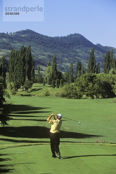 Mann Abschlag auf Spallumcheen Golf Course  Vernon  British Columbia  Kanada.