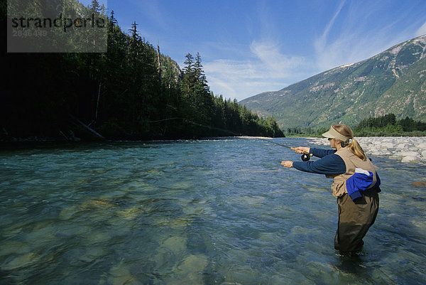 Lady Fliegenfischer casting für Steelhead  Dean River  British Columbia  Kanada.