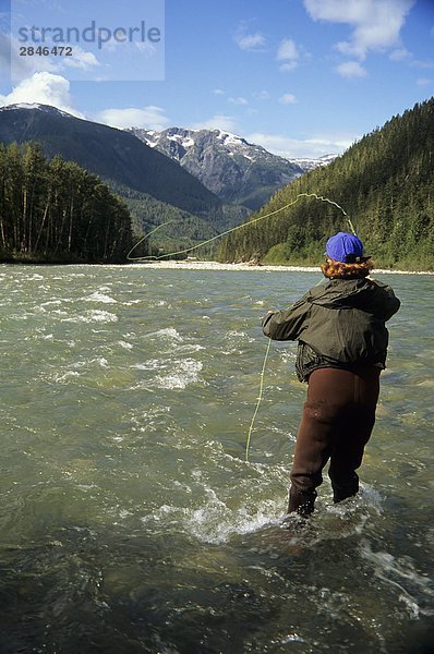 Fliegenfischer Casting für Sommer führen Steelhead  Dean River  British Columbia  Kanada.