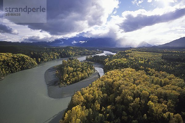 Antenne des Kitsumkalum Rivers  nördlich des Terrasse  British Columbia  Kanada.