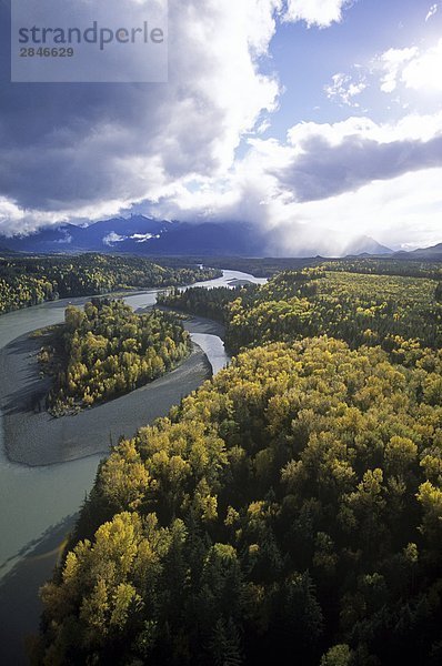 Antenne des Kitsumkalum Rivers  nördlich des Terrasse  British Columbia  Kanada.