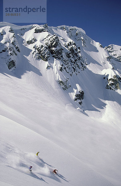 Skifahrer in Whistler Hinterland  Küstengebirge  British Columbia  Kanada.