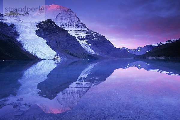 Berg Lake im Morgengrauen: der Berg Gletscher fällt hinunter die Nordwand des 3954metre/12969 ft Mount Robson  der höchste Berg in den kanadischen Rocky Mountains