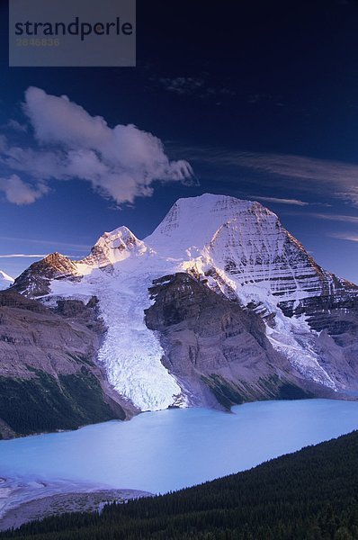 Der Berg Gletscher fällt hinunter die Nordwand des 3954metre/12969 ft Mount Robson  der höchste Berg in den kanadischen Rocky Mountains