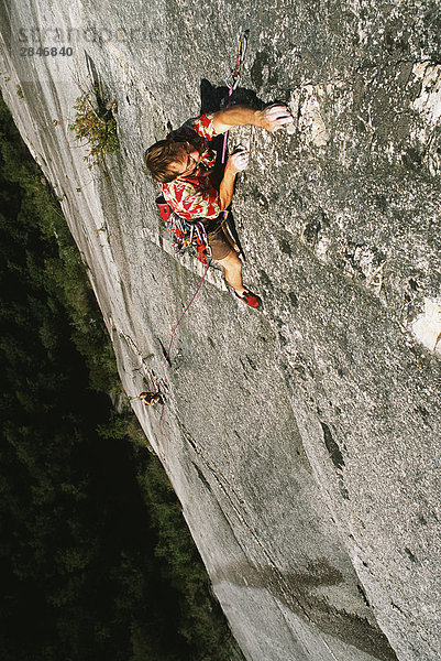 Cerberus Klettern Mann. Squamish  British Columbia  Kanada.