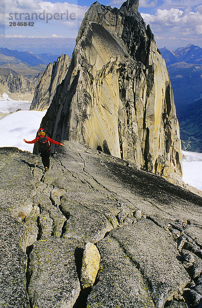 Frauen Klettern auf der West Ridge von Pigeon Spire  Bugaboo Provincial Park  British Columbia  Kanada.