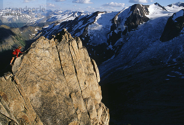 Eine Frau auf den Gipfel Grat der Eastpost Turm  Bugaboo Provincial Park  British Columbia  Kanada.
