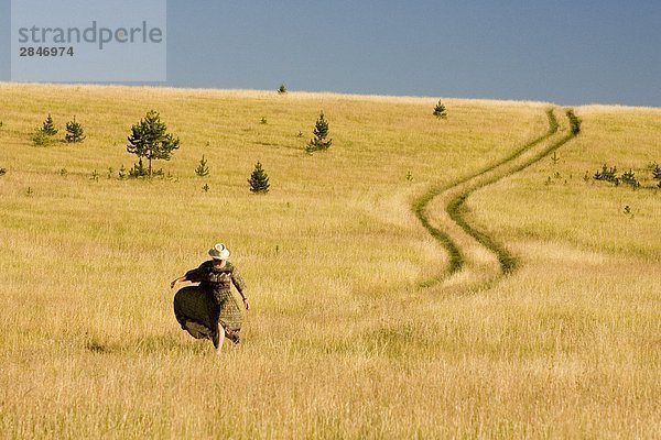 Eine Frau in das Grasland von Becher's Prairie  British Columbia  Kanada.