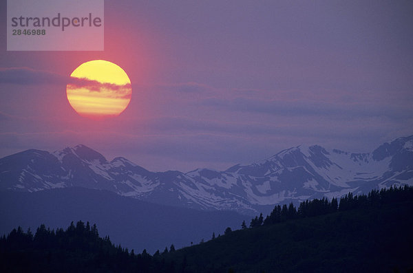 Sonnenuntergang über Bergrücken  Bulkley Tal  British Columbia  Kanada.