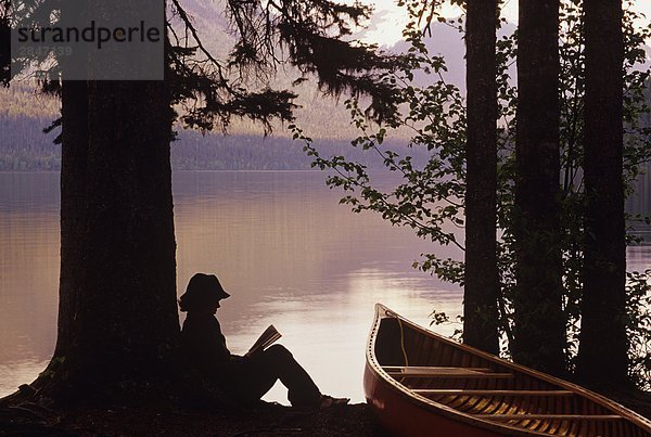 Entspannen am Ufer  Bowron Lake Provincial Park  British Columbia  Kanada.