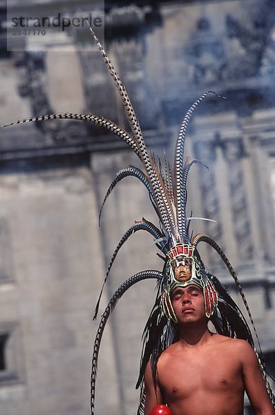 Mexiko-Stadt  Zocalo  traditionelle Aztec Tänzer im Metropolitan Cathedral