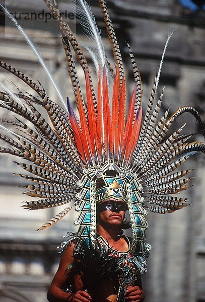 Mexiko-Stadt  Zocalo  traditionelle Aztec Tänzer an Metropolitan Cathedral