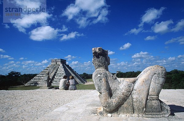 Mexiko  Yucatan Halbinsel at Chichen Itza  Chac Mool Figur  Besucher haben Aussicht auf Pyramide