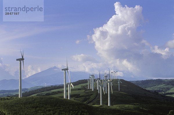Windturbine Windrad Windräder nahe über Hügel See Elektrizität Strom Costa Rica Tilaran