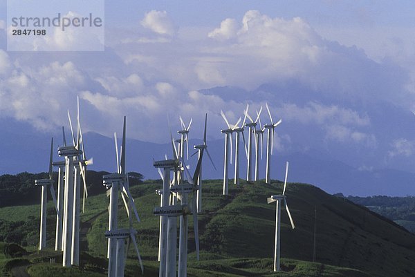 Windturbine Windrad Windräder nahe über Hügel See Elektrizität Strom Costa Rica Tilaran