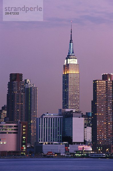 Ansicht der Midtown New York mit Empire State Gebäude aus New Jersey  USA