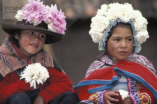 Zwei peruanische Mädchen auf dem Markt von Pisac  das Heilige Tal der Inkas  nördlich von Cusco  Peru