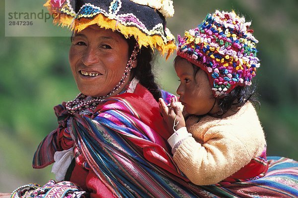 Peruanische Mutter und Kind  das Heilige Tal der Inkas  nördlich von Cusco  Peru