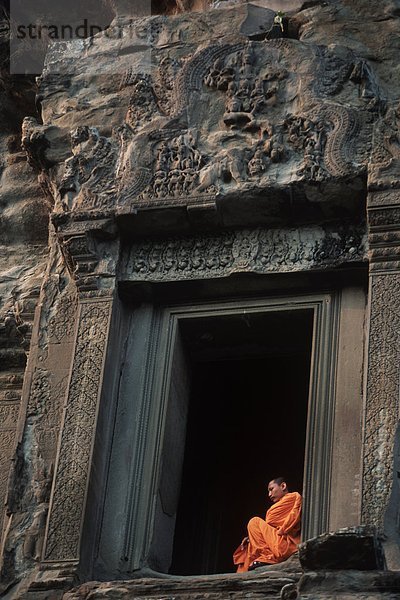 Süd-Ost-Asien  Kambodscha  Siem Reap  Angkor Wat  buddhistischer Mönch sitzt auf Tempel