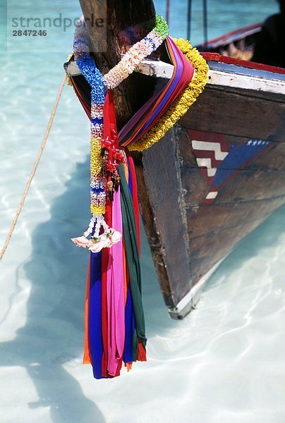 Süd-Ost-Asien  Thailand  Ko Phi Phi (Insel)  Fächerschwänze Boot mit traditioneller Dekoration