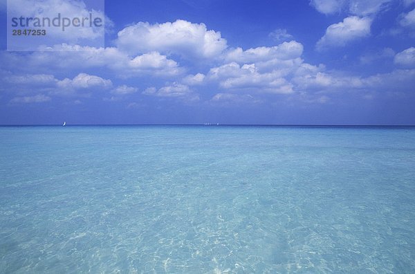 Kuba  Veradaro  Kumuluswolke über das azurblaue Wasser der Karibik Meer