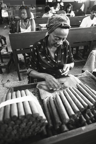 Kuba  Havana  Pantages Cigar Factory B&W  Zigarren und weicher Fokus weiblich worker