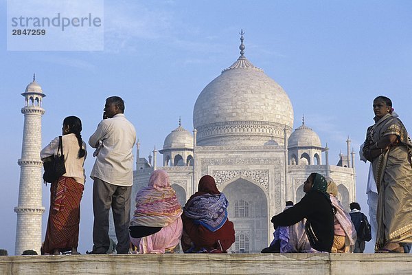 Indien  Uttar Pradesh  Agra  Taj Mahal  erbaut von Shah Jahan  abgeschlossen 1653  mit Besuchern