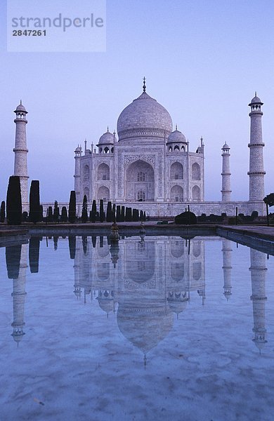 Indien  Uttar Pradesh  Agra  Taj Mahal  erbaut von Shah Jahan  abgeschlossen 1653 mit Reflektion im Teich