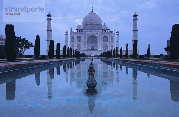 Indien  Uttar Pradesh  Agra  Taj Mahal  erbaut von Shah Jahan  abgeschlossen 1653 mit Reflektion im Teich