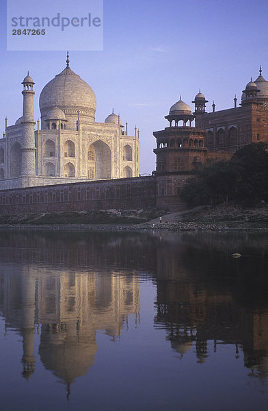 Indien  Uttar Pradesh  Agra  Taj Mahal  erbaut von Shah Jahan  abgeschlossen 1653. Reflexion in Yamuna River.